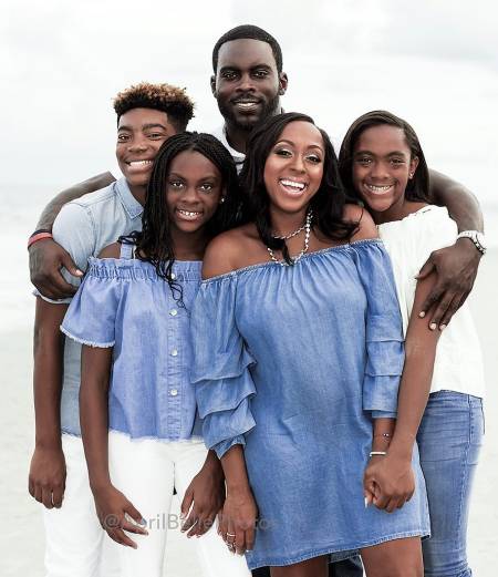 The famous NFL Player, Michael Vick shares a photo along with his wife and children Source: Instagram @Kijafa